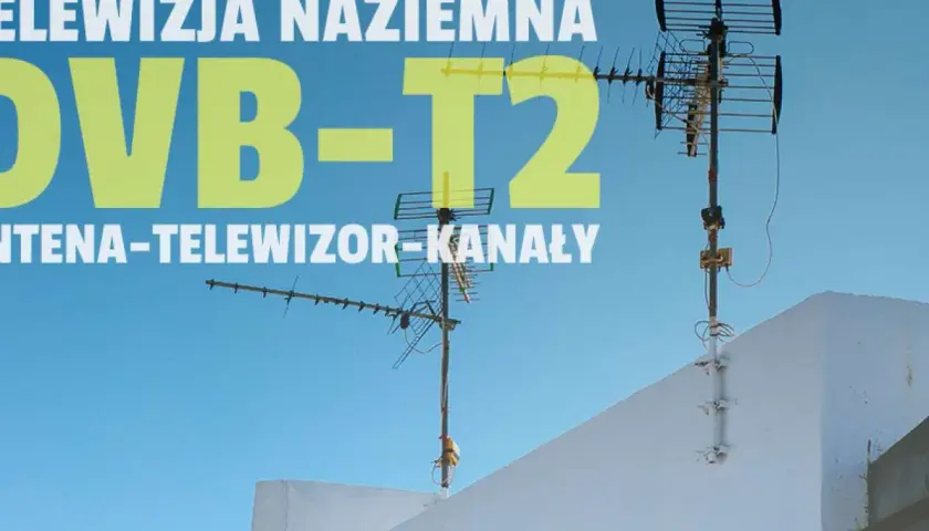 Dwie anteny telewizyjne na tle błękitnego nieba, symbolizujące naziemną telewizję DVB-T2.