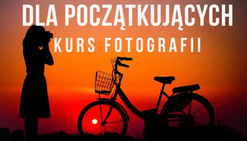 Sylwetka kobiety z aparatem i rower z koszykiem na tle zachodzącego słońca. Zapraszamy na kurs fotografii dla początkujących.