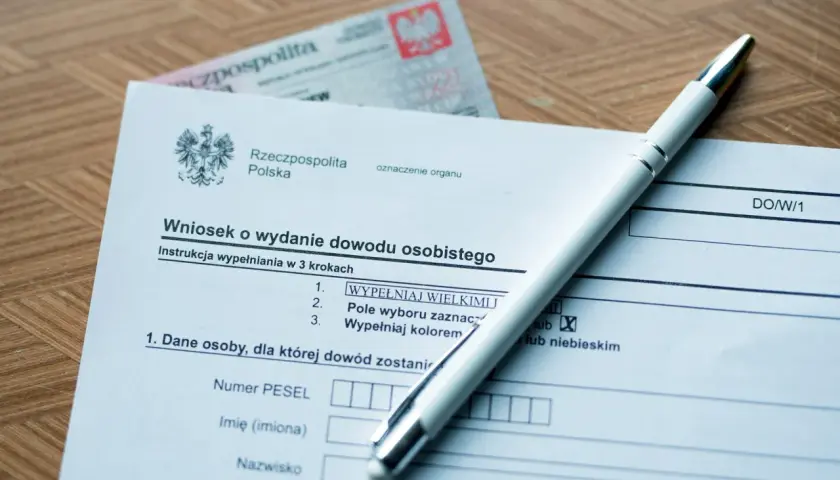 Wniosek o dowód osobisty i długopis. Czas oczekiwania na dowód osobisty może być różny, ale ten formularz to pierwszy krok.