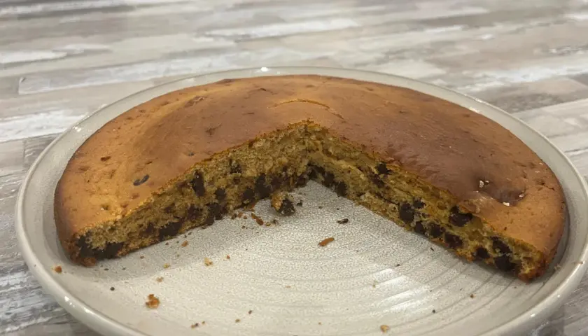 Gâteau chocolat compote, moelleux et parsemé de pépites, prêt à être dégusté.