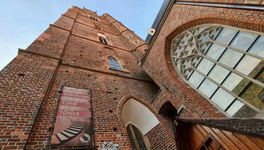 Wrocławski kościół garnizonowy z cegły, z widokiem na wieżę widokową.
