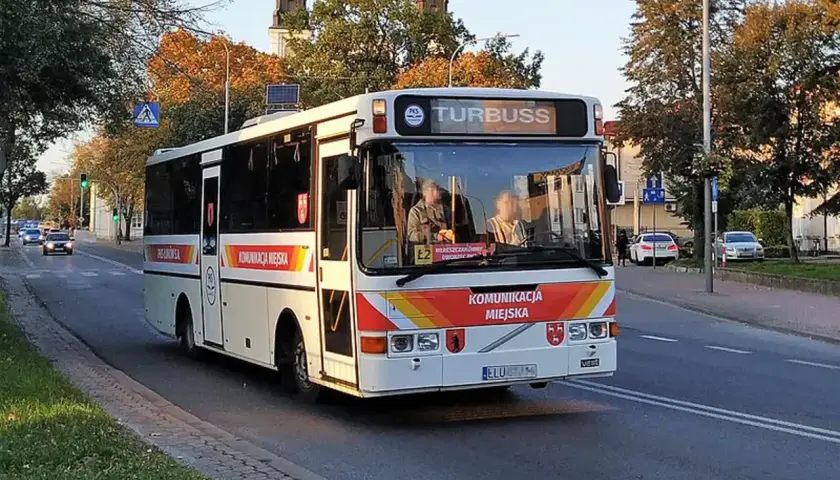 Autobus komunikacji miejskiej "Turbuss" na trasie Łuków-Lublin, z widocznymi herbami miasta i pasażerami.