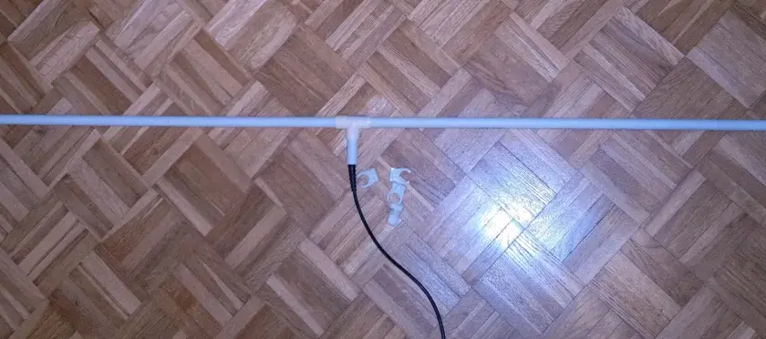 Prosta antena do radia FM z rurki PCV i kabla. Dowiedz się, jak zrobić antenę do radia FM, która poprawi odbiór.