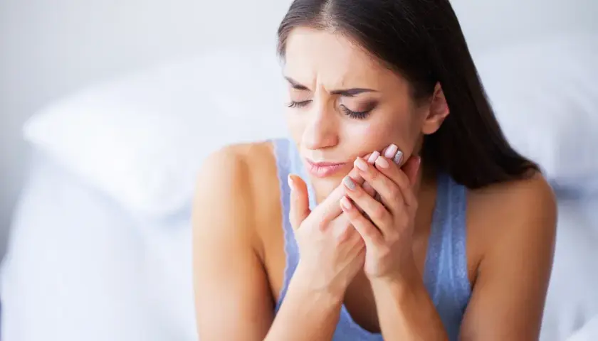Ból dziąseł pod protezą: Domowe sposoby, apteka i kiedy do dentysty