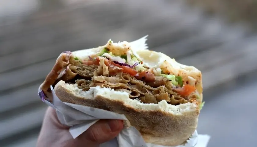 Pyszny kebab z soczystym mięsem, warzywami i chrupiącą surówką z czerwonej kapusty. Idealny na szybki posiłek.
