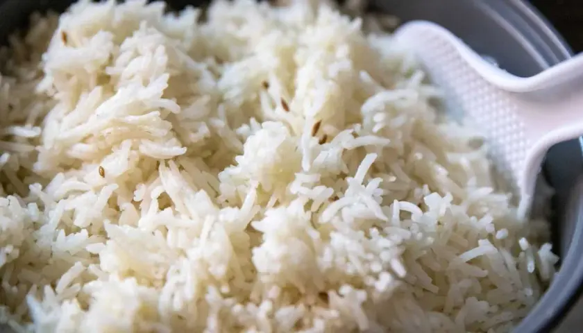 Riso basmati cotto a puntino, pronto per essere servito. Ecco come cuocere il riso per un risultato perfetto.