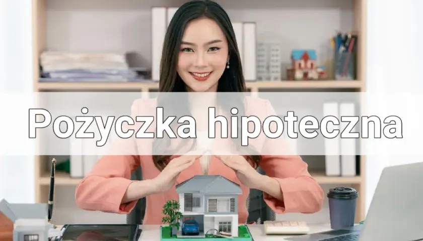 Uśmiechnięta kobieta chroni dłońmi model domu, symbolizując bezpieczeństwo i marzenia o własnym lokum. "Pożyczka hipoteczna" - klucz do Twojego domu.