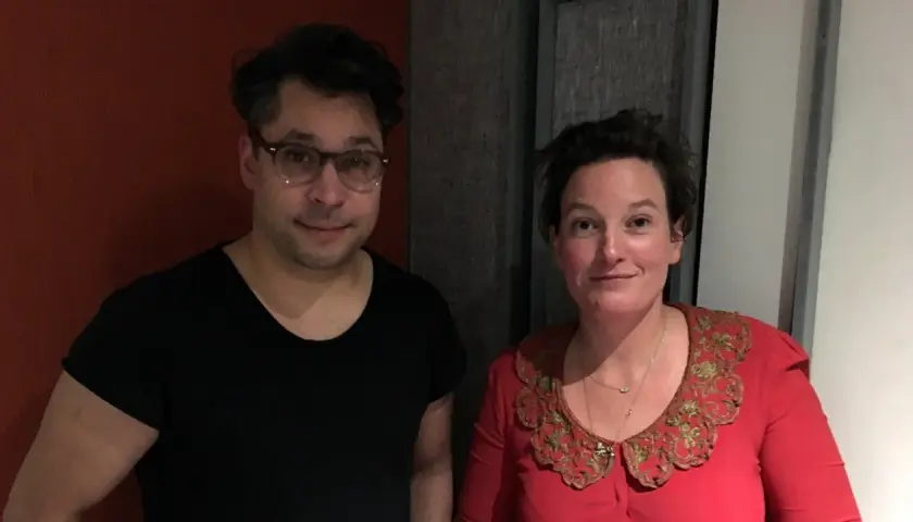 Agnes Lidbeck med sin partner, en man med glasögon och svart tröja, och en kvinna i röd blus med broderad krage.
