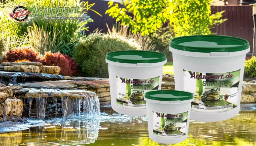 Aquagart Saralin Plus 2 Eimer bekämpfen Fadenalgen im Teich. Ein schöner Gartenteich mit Wasserfall und Pflanzen.