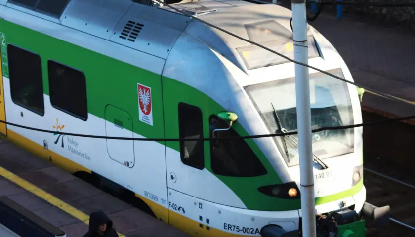 Pociąg Kolei Mazowieckich na stacji. Zastanawiasz się, co to znaczy bilet ulgowy? To tańsza opcja dla studentów, seniorów i innych uprawnionych osób.