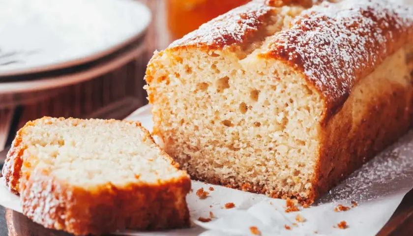 Un délicieux cake, saupoudré de sucre glace, prêt à être dégusté. Le temps de cuisson cake four chaleur tournante est parfait pour cette texture moelleuse.