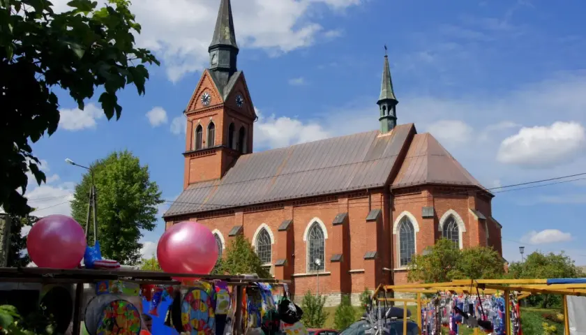 Jarmark z balonami i kościołem w tle. Może to przygotowania do imienin Bartłomieja?