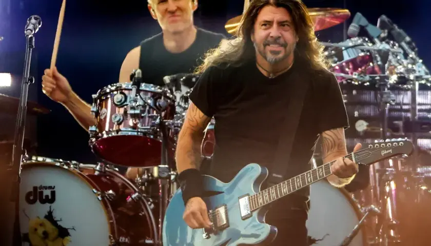 Perkusista Foo Fighters, Taylor Hawkins, w akcji. Dave Grohl gra na gitarze w tle.