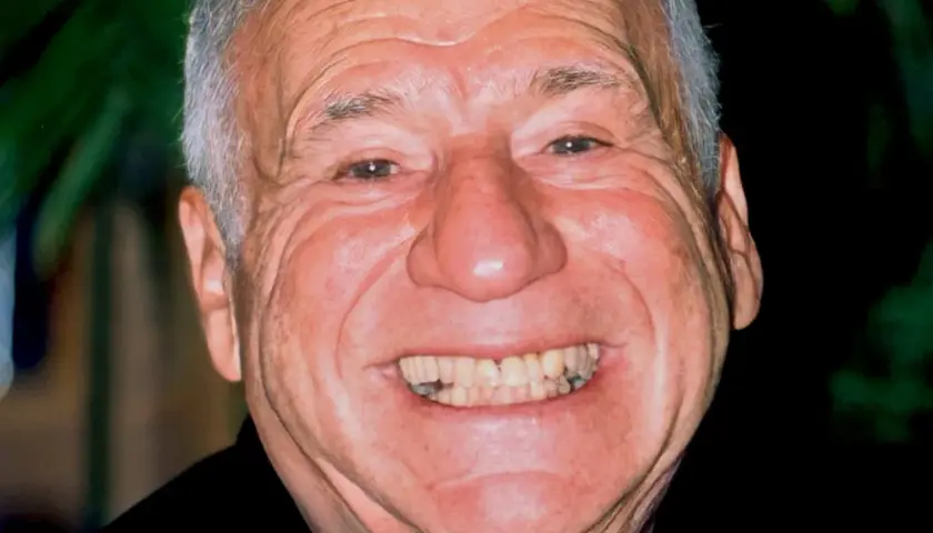 Uśmiechnięty Mel Brooks, legenda komedii, twórca niezapomnianych mel brooks filmów.