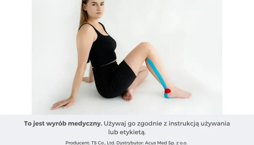 Kobieta z taśmą na łydce i stopie, wspierającą w meralgia parestezji ćwiczenia.