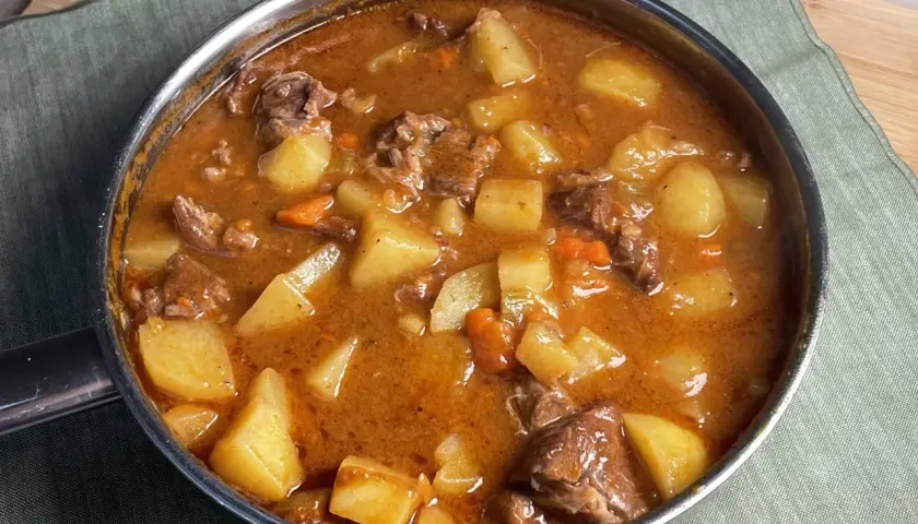 Spezzatino con patate ricetta della nonna: succulento spezzatino di manzo e patate in un ricco sugo, pronto per essere gustato.