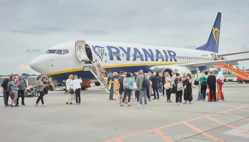 Pasażerowie wsiadają do samolotu Ryanair po schodkach.
