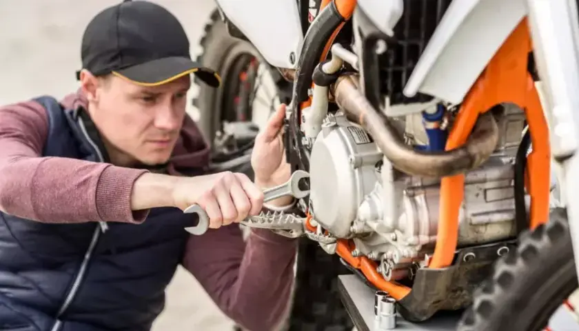 Przegląd motoroweru: co sprawdzają i jak uniknąć problemów?