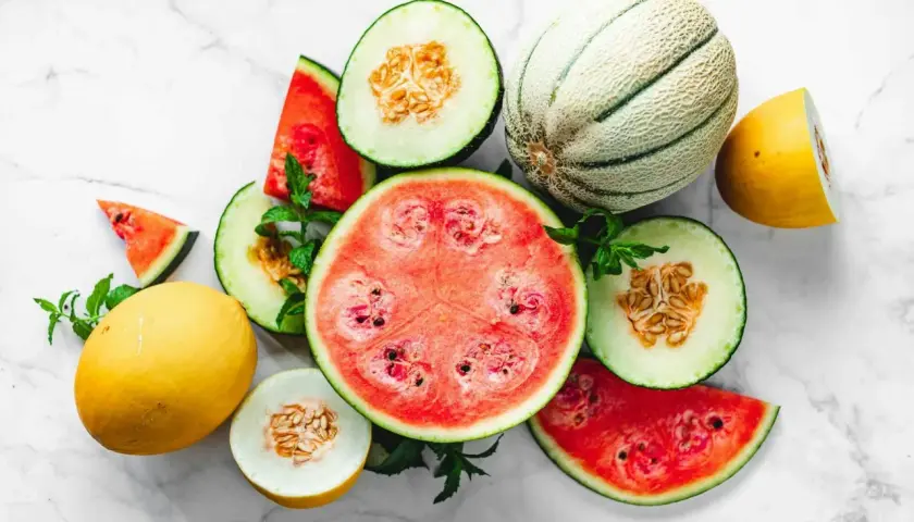 En härlig blandning av skivad vattenmelon och olika meloner, med myntablad. Vattenmelon nyttigt och uppfriskande!
