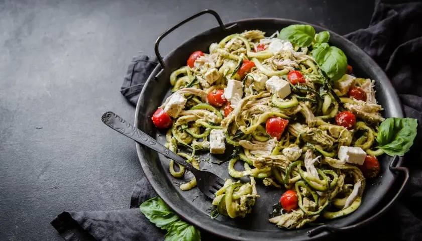 Zucchinipasta med kyckling, tomater och fetaost. En härlig och proteinrik mat som passar perfekt för en lätt lunch.
