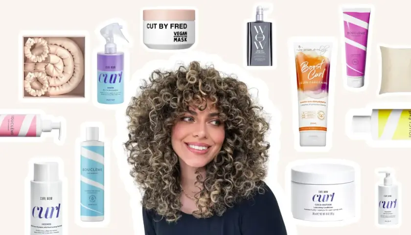 Une femme aux cheveux bouclés souriante, entourée de produits capillaires. Trouvez votre **boucle musique gratuite** avec ces soins pour cheveux.
