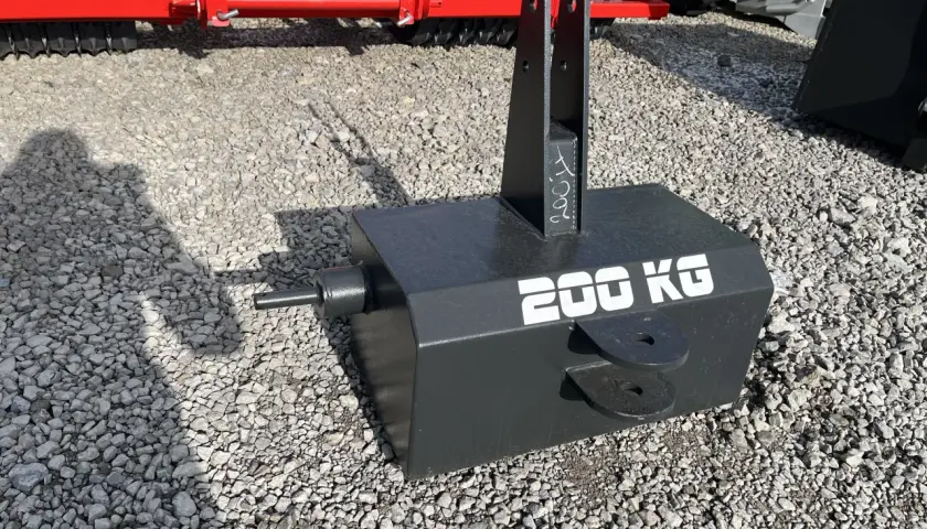 Czarny obciążnik do ciągnika o wadze 200 kg z zaczepami.