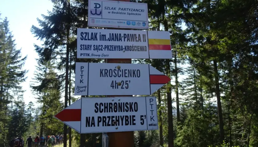 Znaki szlaków w Beskidzie Sądeckim. Szlak im. Jana Pawła II prowadzi do Krosna i schroniska na Przehybie.