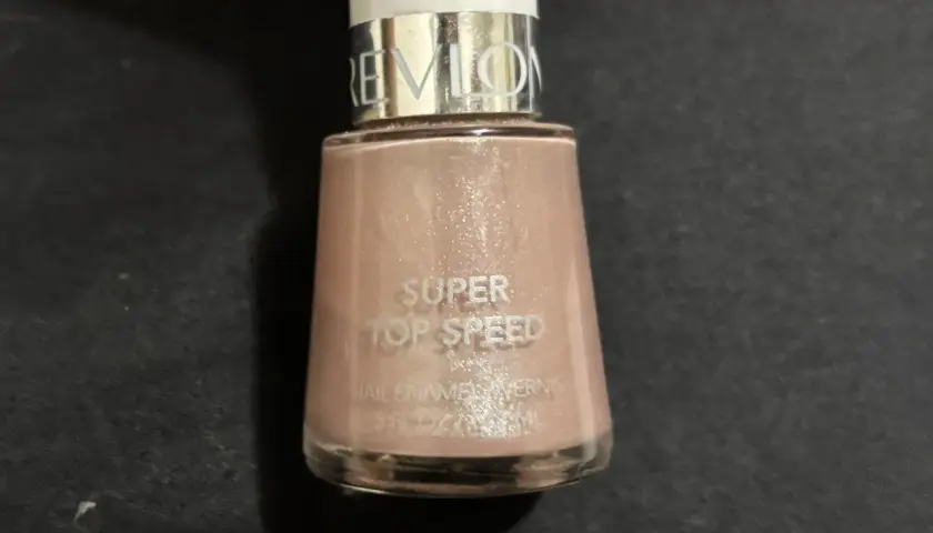 Butelka lakieru do paznokci Revlon Super Top Speed. Szkoda, że te **farby Revlon wycofane** z produkcji, bo były świetne.