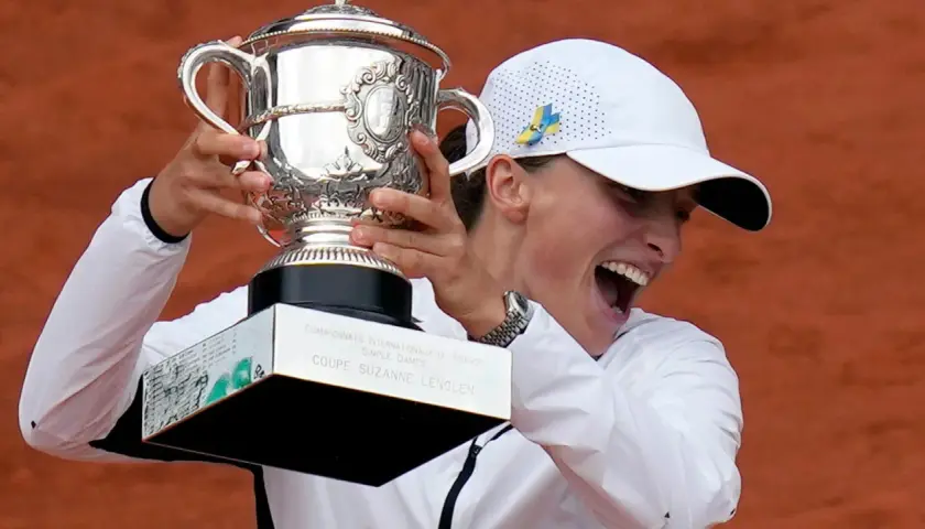 Szczęśliwa zwyciężczyni Roland Garros z pucharem Suzanne Lenglen.
