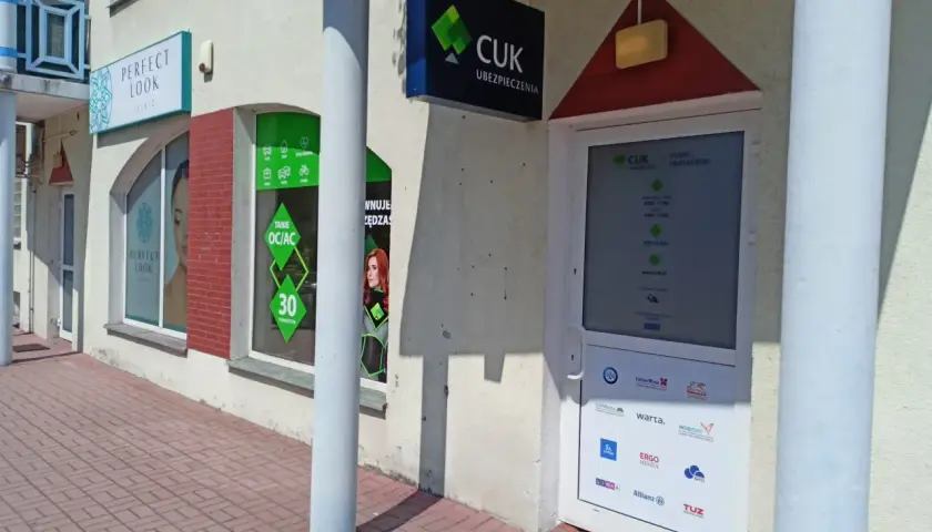 Budynek z witrynami sklepów "Perfect Look" i "CUK Ubezpieczenia" w Szczecinie.