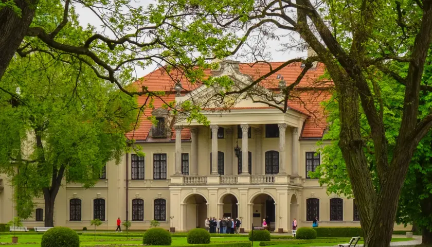 Pałac w Kozłówce, otoczony zielenią, zachwyca kolumnowym portykiem. Ciekawostki o tym miejscu czekają na odkrycie.