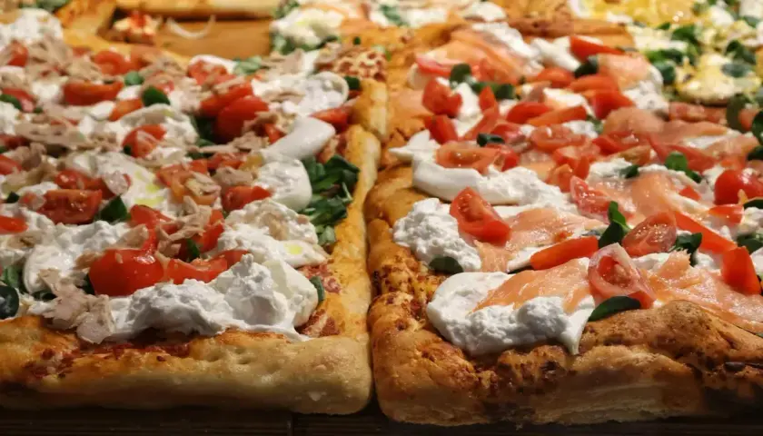 Pyszne, prostokątne pizze z burratą, pomidorkami i łososiem lub tuńczykiem. Proste ciasto na pizzę zawsze wychodzi!