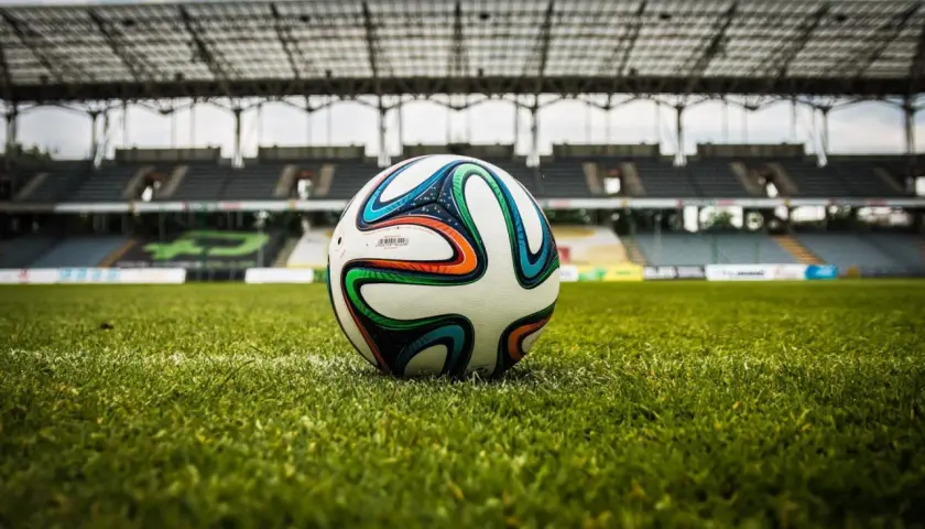 Piłka na murawie stadionu, gotowa do gry. Czekamy na sygnał, by dowiedzieć się, ile trwa dogrywka w piłce nożnej.