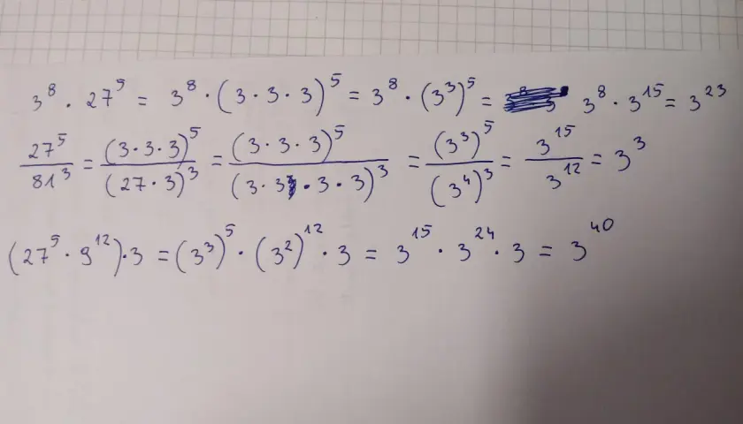 Matematyczne obliczenia pokazujące, jak zapisać w postaci jednej potęgi wyrażenia z potęgami i mnożeniem.