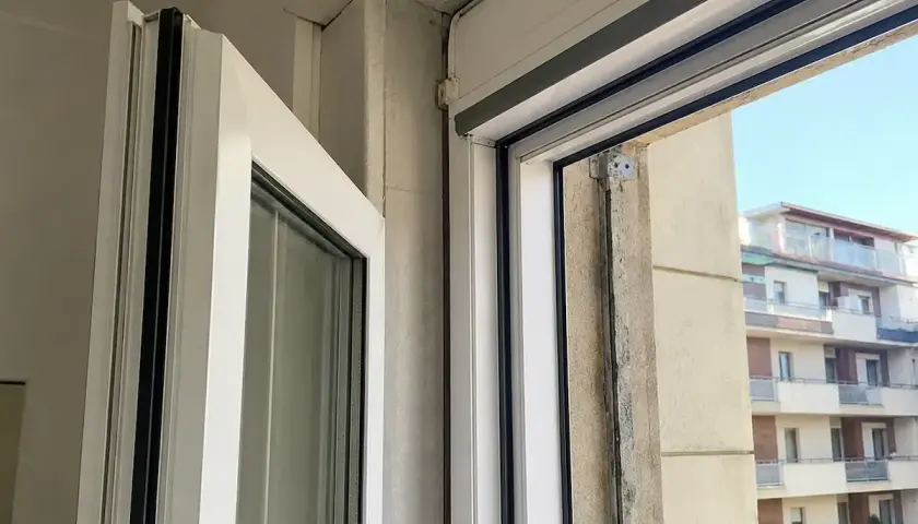 Dettaglio di una finestra con vetro acustico 60 dB, che garantisce silenzio e comfort.