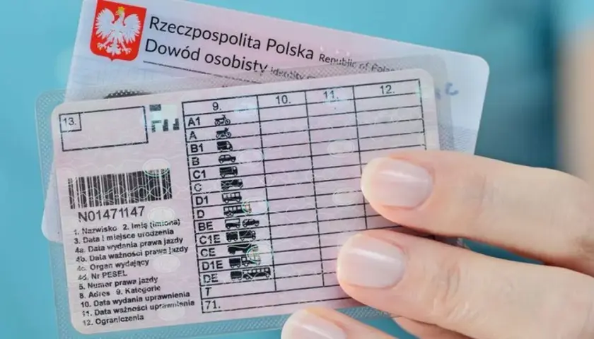 Polskie prawo jazdy z widocznymi kategoriami pojazdów, od motocykli po autobusy.