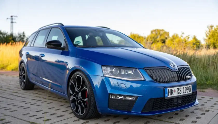 Niebieska Skoda Octavia RS, sportowa wersja kombi. Vrs co to za marka? To Skoda, znana z praktycznych i dynamicznych aut.