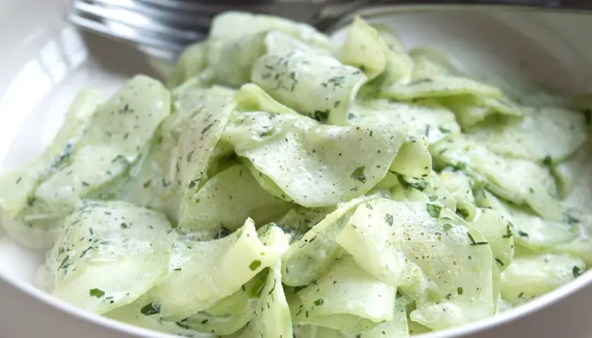 Cremiger Gurkensalat mit Dill, perfekt für ein leichtes Mittagessen. Dieses Gurkensalat Rezept ist einfach und schnell zubereitet.
