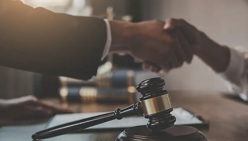 Sądowy młotek i uścisk dłoni symbolizują zakończenie sprawy. Libor co to? To może być początek nowego rozdziału.
