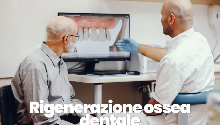 Dentista mostra a paziente un modello 3D di denti e mascella, spiegando la rigenerazione ossea dentale.