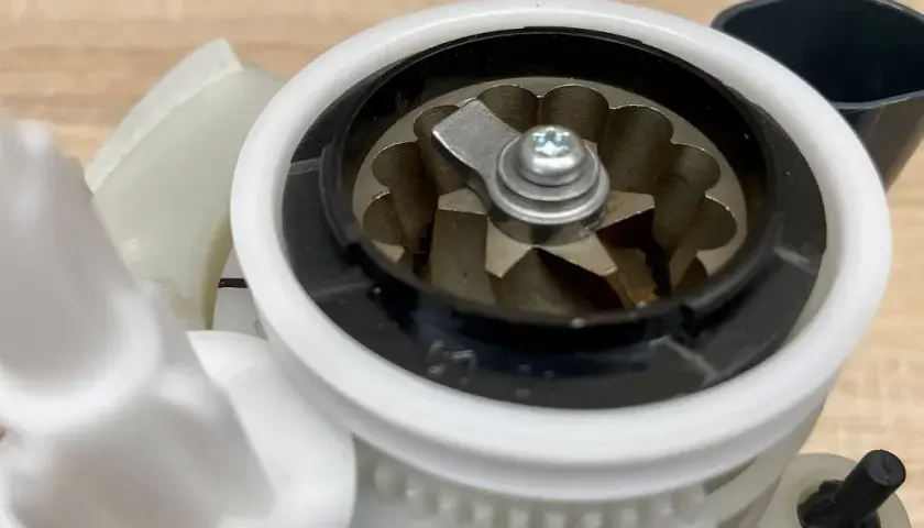 Jak wyczyścić młynek do kawy w ekspresie DeLonghi i uniknąć problemów