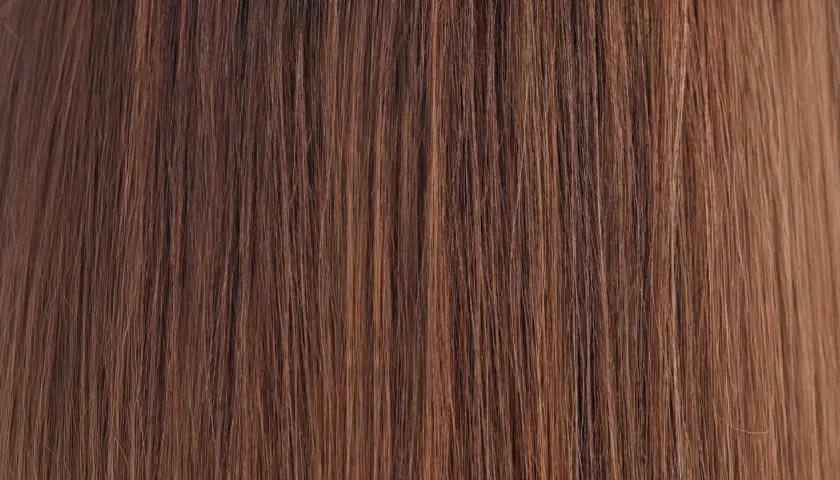 Cabello castaño con textura, ideal para aprender como reparar puntas abiertas y lucir una melena saludable.