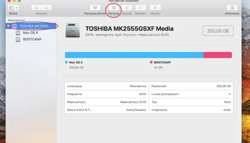 Narzędzie dyskowe na Macu pokazuje partycje dysku Toshiba, w tym Mac OS X i Bootcamp. Dysk jest sformatowany w systemie exFAT.