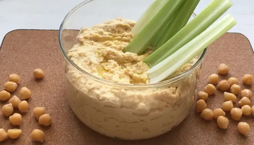 Domowy hummus z ciecierzycy, idealny do maczania łodyg selera. Prosty hummus przepis.