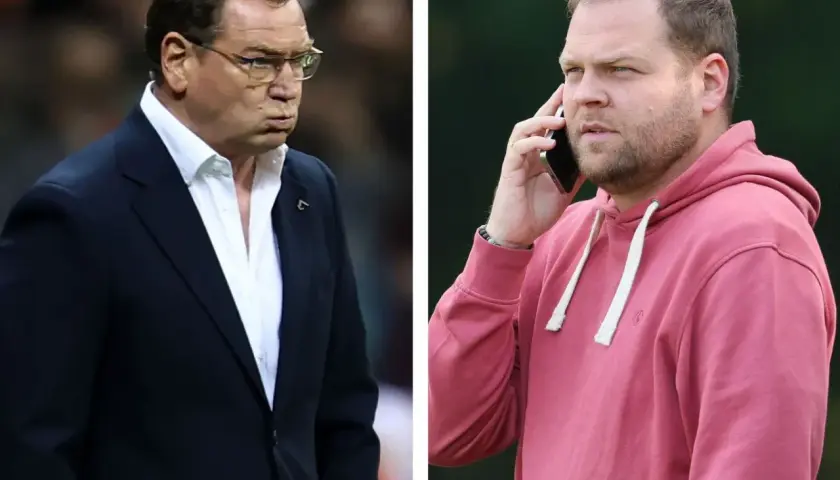 Jan Urban i jego syn, jeden w garniturze, drugi w bluzie, rozmawiają przez telefon.