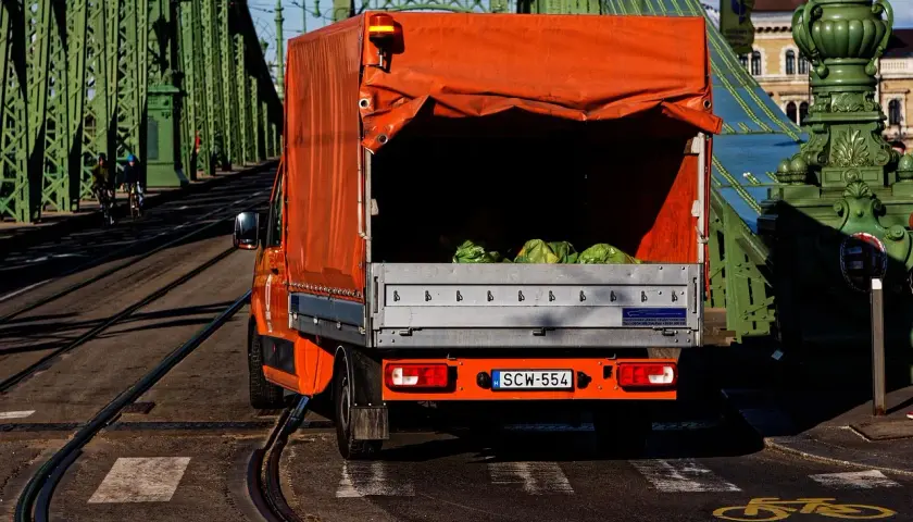 Ile płaci spedycja za km busem? Realne stawki i zyski 3.5t
