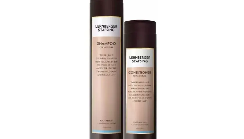 Två flaskor från Lernberger Stafsing, en schampo och en balsam. Schampot är formulerat för att balansera fukt i hår och hårbotten, utan sulfat.