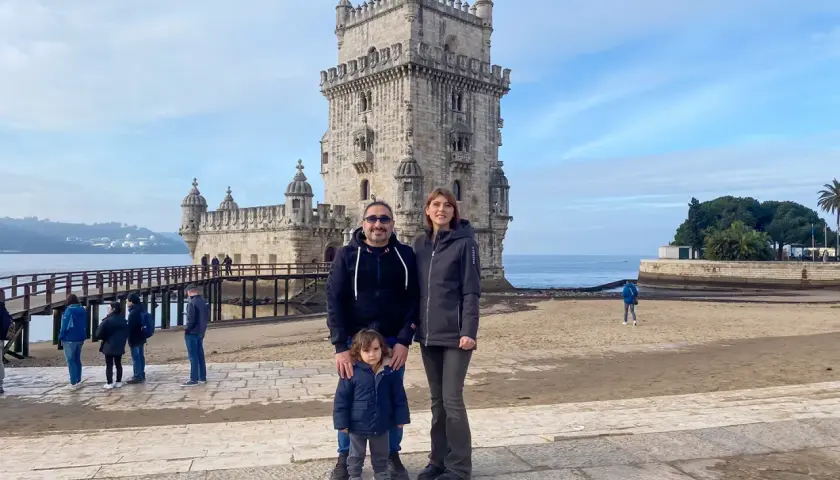 Famiglia felice a Lisbona con i bambini, davanti alla Torre di Belém. Un ricordo indimenticabile di questa bellissima città.