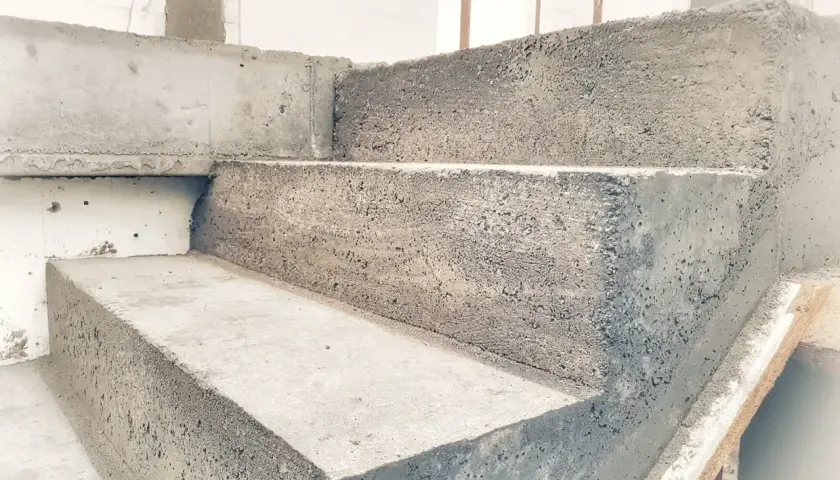 Szalunek pod wylewkę schodów betonowych. Widoczne stopnie i boki schodów, gotowe do wylania betonu.