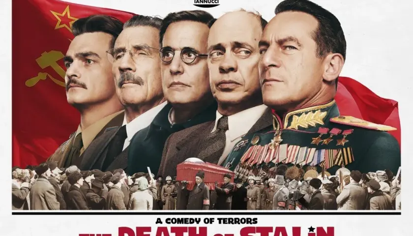Plakat filmu "Śmierć Stalina" z aktorami w rolach przywódców ZSRR i żałobnikami.